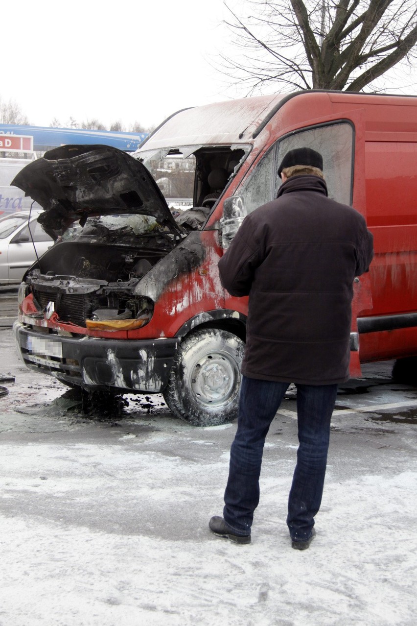 Pożar samochodu na parkingu przed Tesco