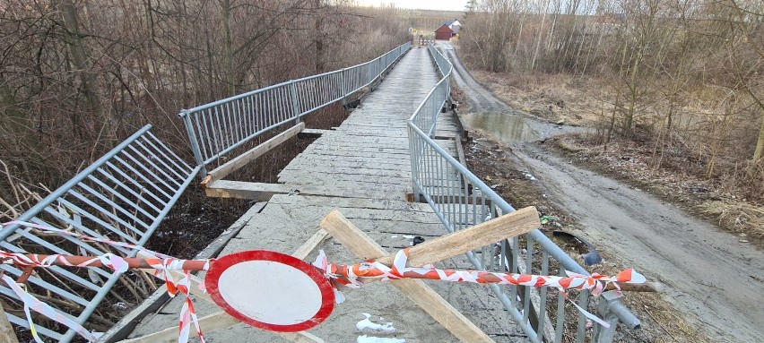 Łącko/Łukowica. Ten most zagraża życiu. Został zamknięty a nadal dochodzi tam do wypadków. Kierowcy przejeżdżają przez rzekę [ZDJĘCIA]