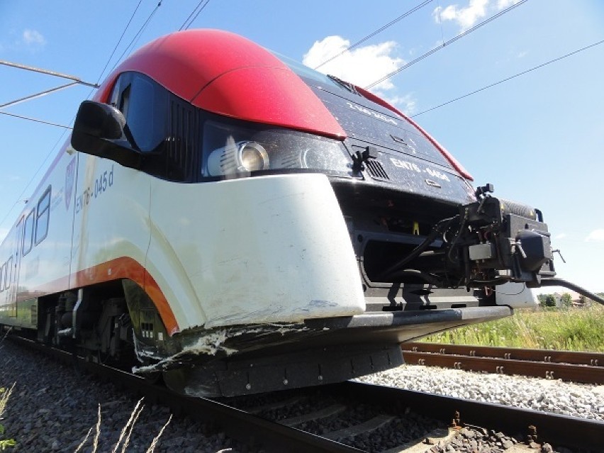 Gniezno: zderzenie samochodu osobowego z pociągiem