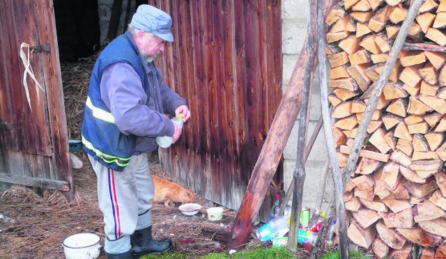 Stanisław Lis z Dąbrówki mówi, że nikt z gminy nie przychodzi karmić zwierząt. Pożywienie dla czworonogów kupuje sam