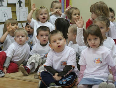 Na początku lat 80. rodziło się ponad 700 tys. dzieci rocznie, teraz na świat przychodzi o połowę mniej Polaków.arch.
