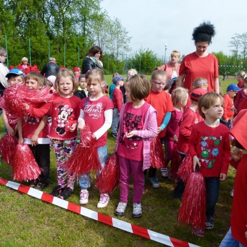 Przedszkolacy ułożyli Żywy Czerwony Krzyż. Happening PCK z...