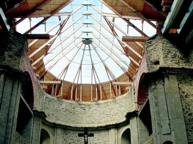 Kościół w Neratovie robi ogromne wrażenie. Potężny szklany witraż ma kształt krzyża