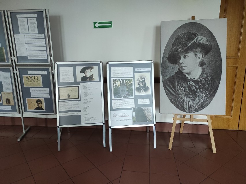 Wystawę „Maria Konopnicka” można oglądać w Starostwie Powiatowym w Poddębicach. To kolejny etap projektu poddębickiej PBP ZDJĘCIA