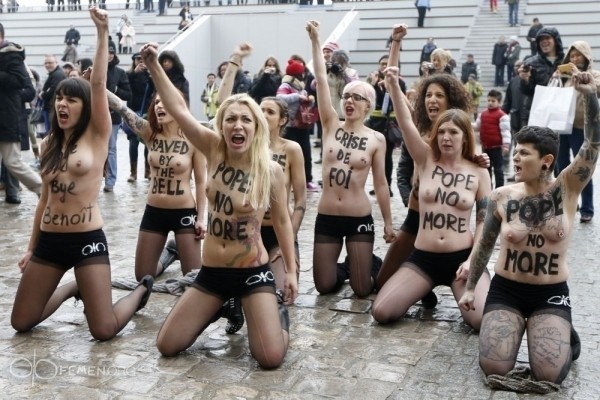 Femen &quot;świętowały&quot; abdykację Benedykta XVI: Rozebrały się w katedrze Notre-Dame w Paryżu [ZDJĘCIA]