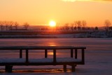 Zalew w Mściwojowie na Dolnym Śląsku o zachodzie słońca. Zobacz, jak cudownie wygląda to miejsce zimą! [ZDJĘCIA]