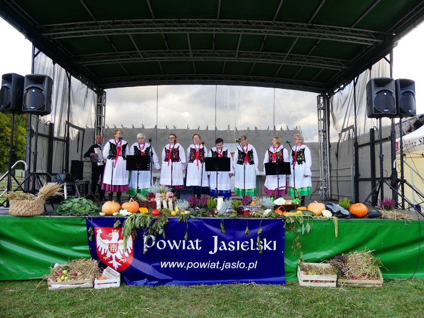 Kulinarna bitwa regionów i przegląd zespołów folklorystycznych w Karpackiej Troi. Zwycięska warzycka zupa cebulowa