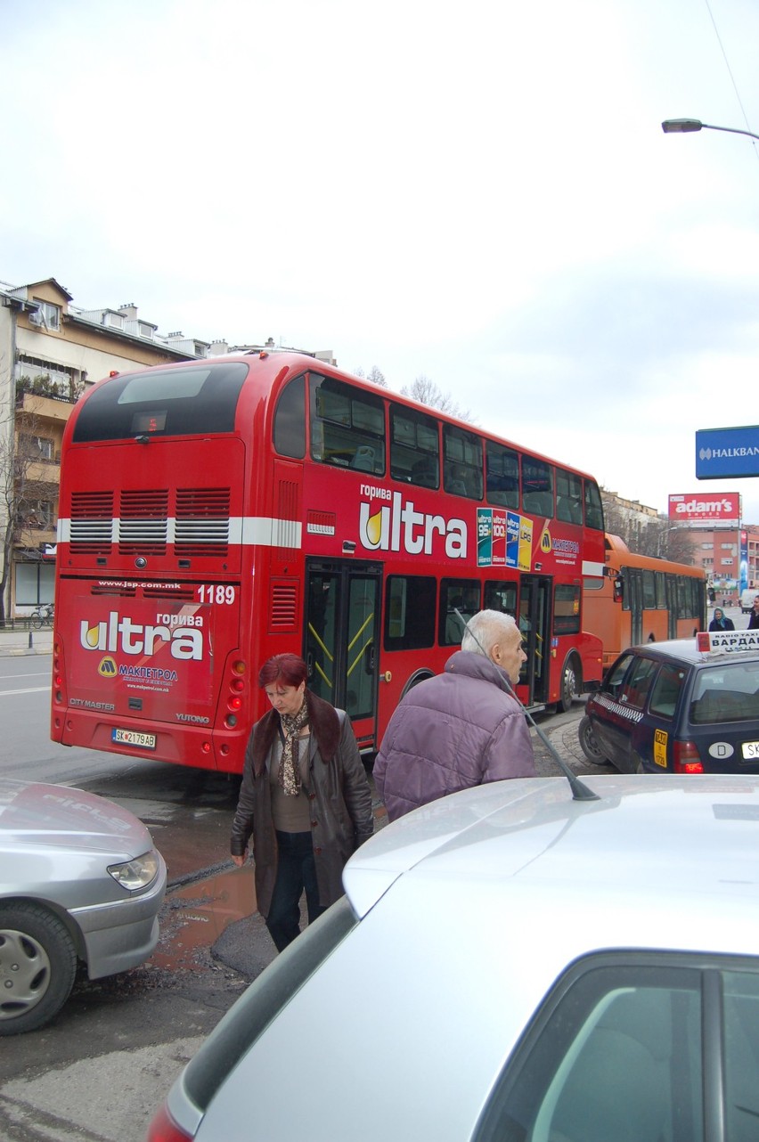 Piętrowe autobusy jeżdżą w Skopje