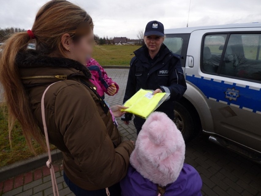 Cewice. Policja rozdawała kamizelki odblaskowe