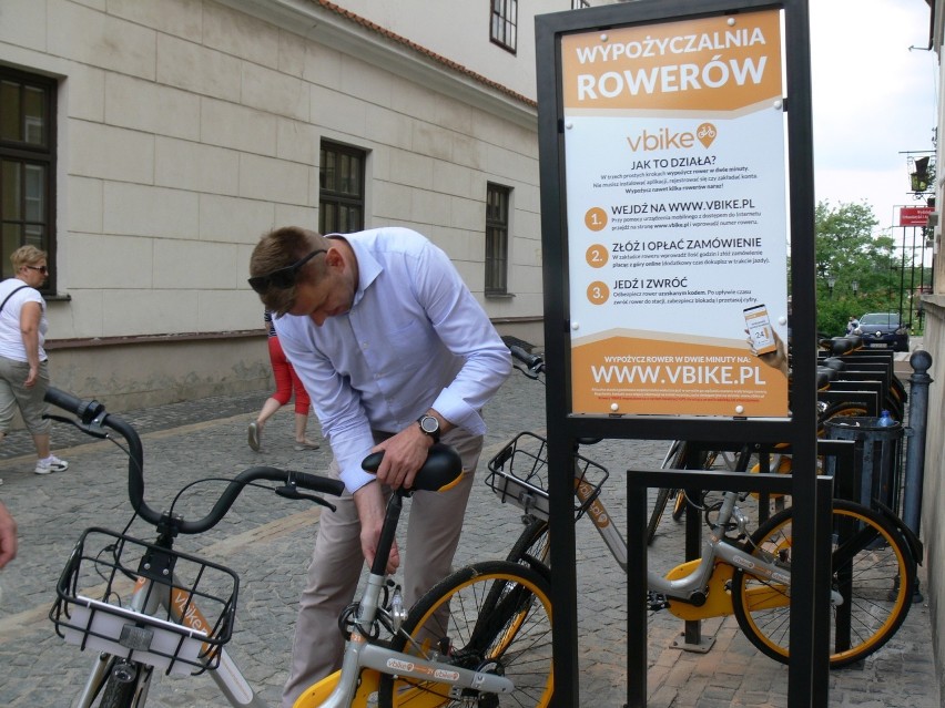 Nowa wypożyczalnia rowerów od piątku działa w Sandomierzu. Pierwsza stacja bazowa stanęła na ulicy Oleśnickiego