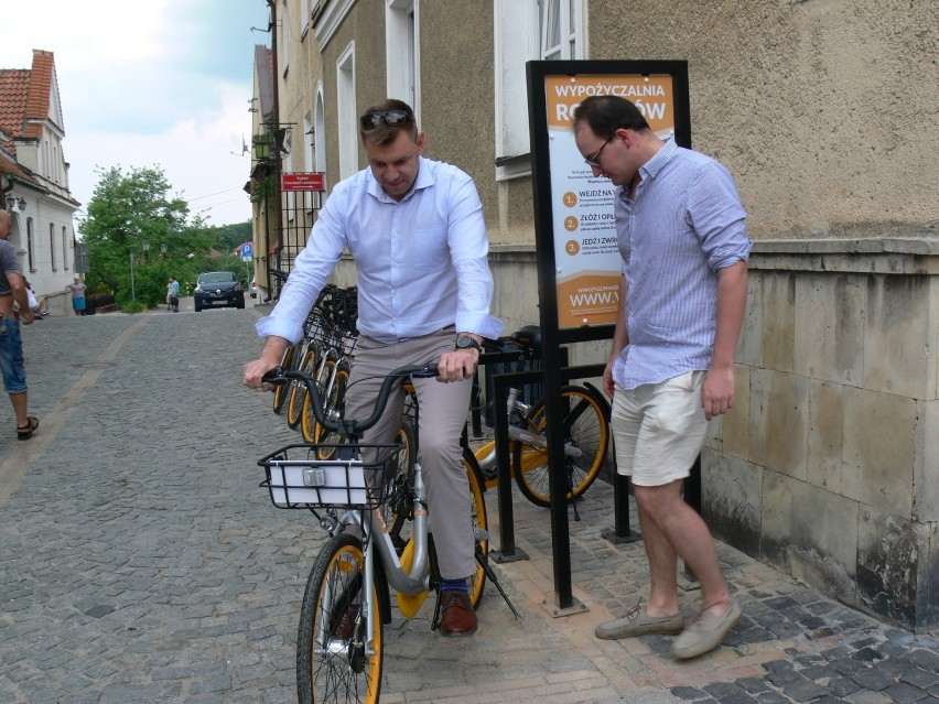 Nowa wypożyczalnia rowerów od piątku działa w Sandomierzu. Pierwsza stacja bazowa stanęła na ulicy Oleśnickiego