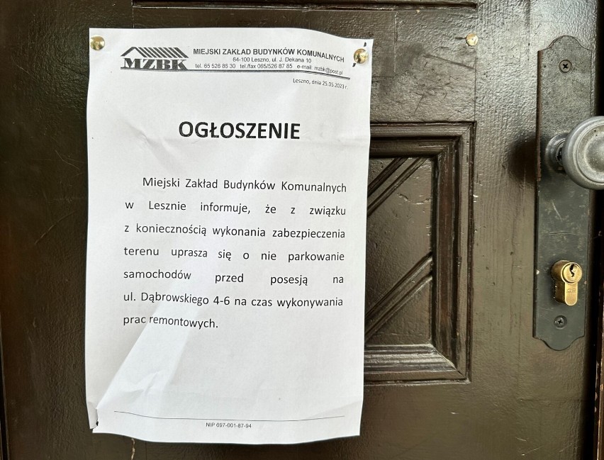 Dlaczego rozstawiono płot wokół budynku przy Dąbrowskiego w Lesznie? Budynek niedawno przeszedł gruntowny remont