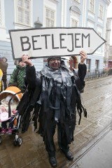 Dzieciątko Jezus dziś byłoby celebrytą. A wyrywaliby je sobie Kaczyński i Palikot