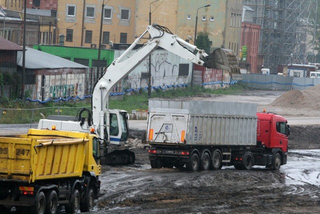 Koparka i 10 ciężarówek rozpoczęły w czwartek prace przy wykopie wielkiej dziury na placu budowy dworca Łódź Fabryczna.