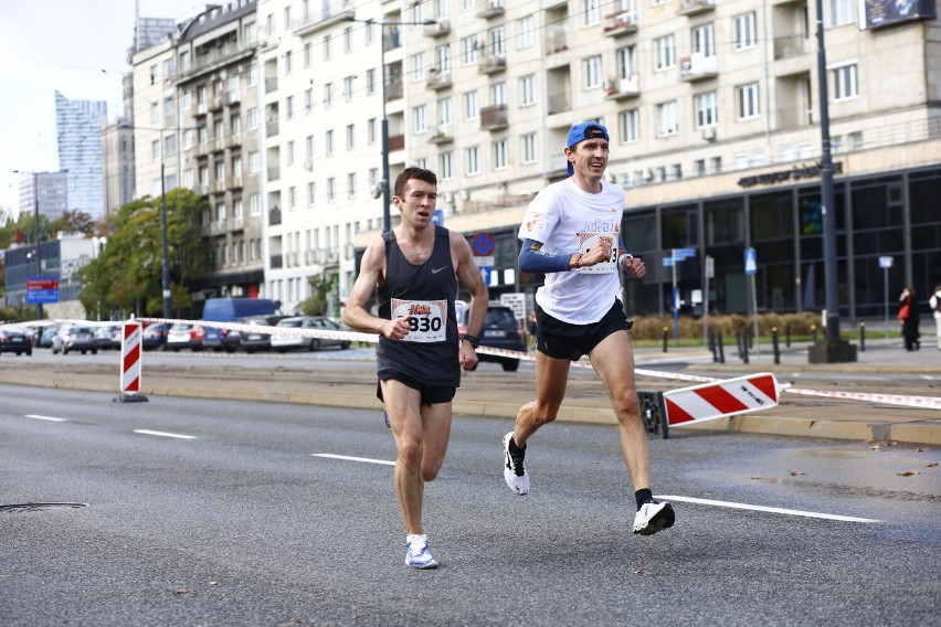 Biegnij Warszawo 2022. Jeden z największych biegów w Warszawie. 10 km przez centrum miasta. Biegłeś? Zobacz się na zdjęciach