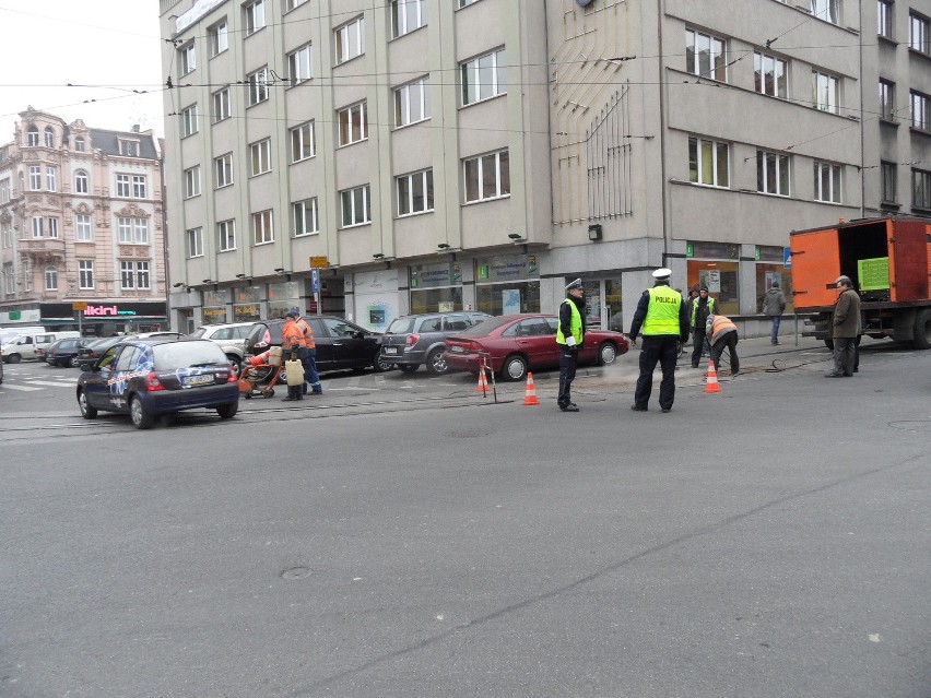 Przy rynku w Katowicach wykoleił się tramwaj