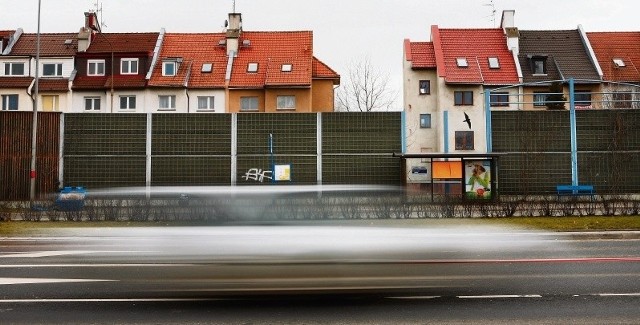 Ekrany dźwiękochłonne świetnie wytłumiają hałasy dochodzące z dróg i autostrad, ale też słono kosztują