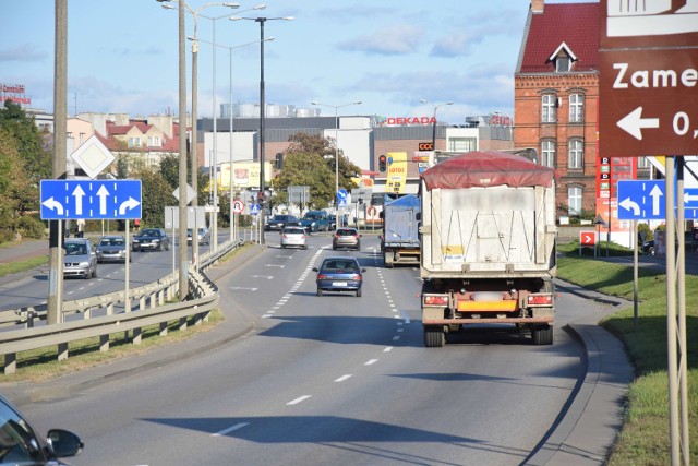 Miasto jest podzielone drogą krajową nr 22. Polityka miejska na kolejne lata ma prowadzić do „zszycia” rozdzielonych części.