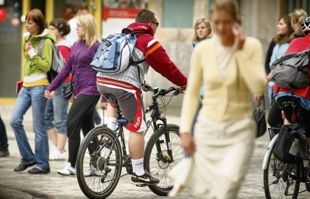 Zakaz wjazdu rowerów do Rynku obowiązuje od 2001 roku. Od początku miał zarówno zwolenników, jak i przeciwników