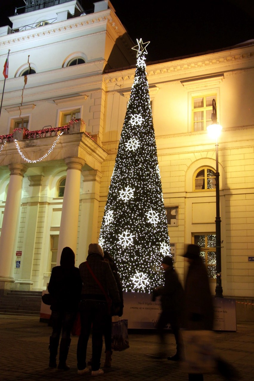 Święta w Lublinie: Choinka przed ratuszem rozbłysła światełkami (WIDEO, FOTO)