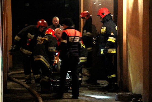 W pożarze mieszkania w kamienicy na Próchnika 26 ranny został 73-letni mężczyzna