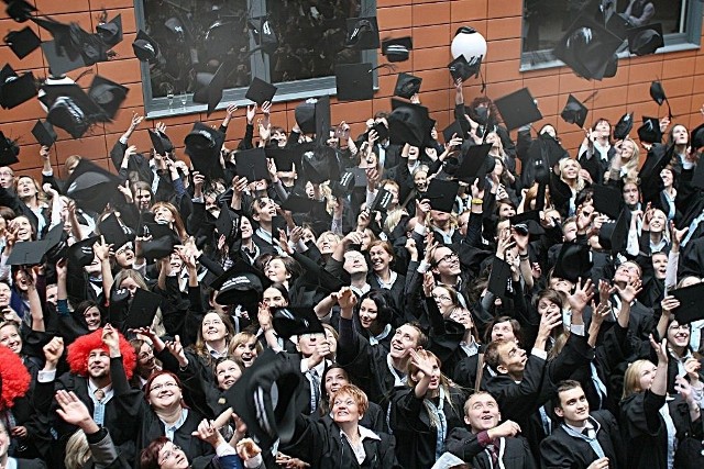 Absolwenci wyższych uczelni z roku na rok powiększają grono bezrobotnych.