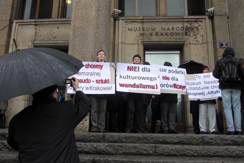 Protest przeciwko wystawie Kozyry w MN Kraków [ZDJĘCIA]