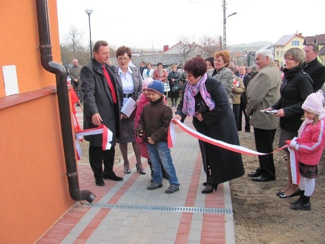 W uroczystym przecięciu wstęgi uczestniczyli m.in....