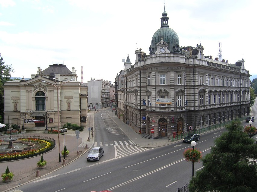 Teatr Polski i budynek poczty w Bielsku-Białej są...