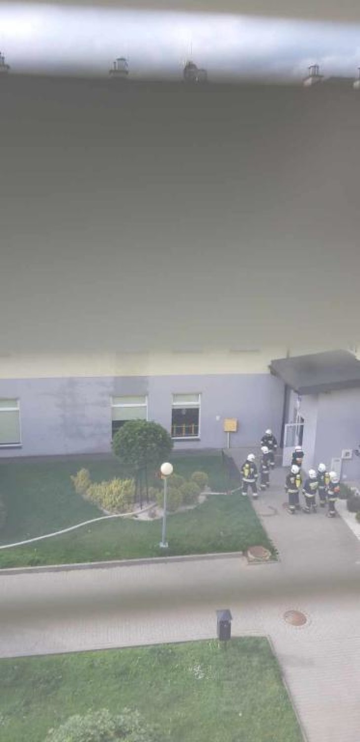 Pożar w mieszkaniu w Jarosławiu. W akcji 6 zastępów straży pożarnej [ZDJĘCIA]