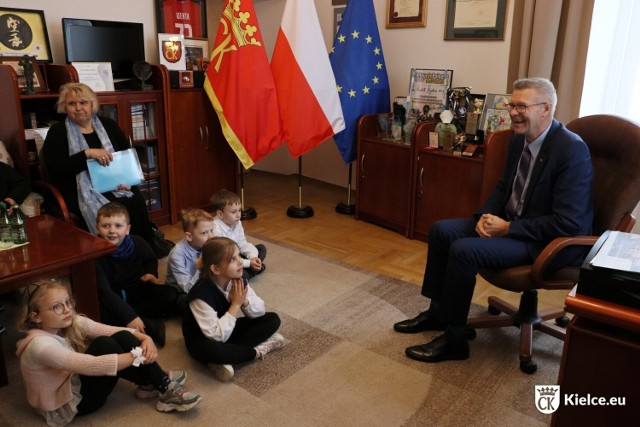 Z wizytą w kieleckim Ratuszu przybyło ponad 20 uczniów Szkoły Podstawowej numer 22. Spotkali się z prezydentem Bogdanem Wentą.