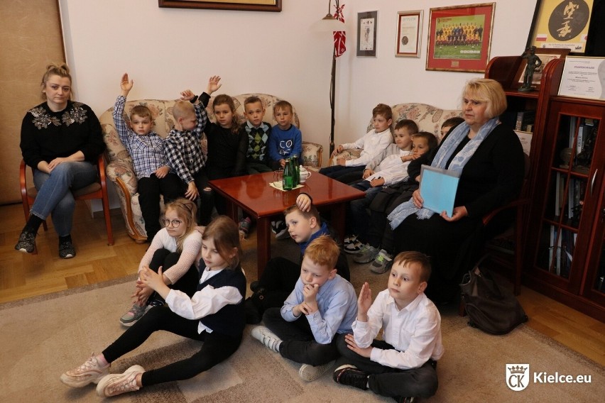 Dzieci siedziały na fotelu prezydenta w Kielcach. Były zachwycone wizytą 