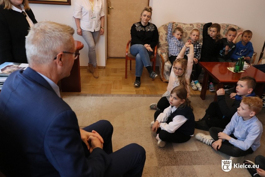 Dzieci siedziały na fotelu prezydenta w Kielcach. Były zachwycone wizytą 