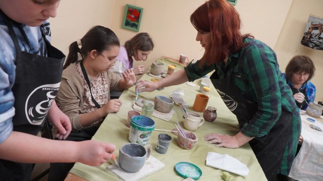 Warsztaty ceramiczne w HDK ściągnęły młodszych i starszych uczestników