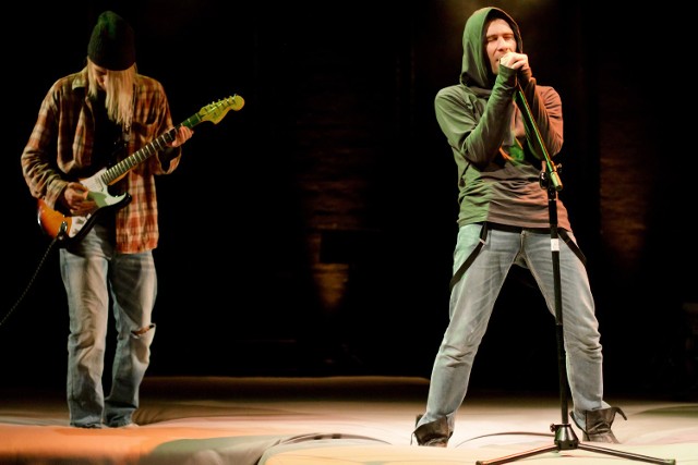 Paweł Siwiak jako Kurt Cobain (od lewej) i Piotr B. Dąbrowski jako Areczek w dramacie Jarosława Jakubowskiego "Wieczny kwiecień"