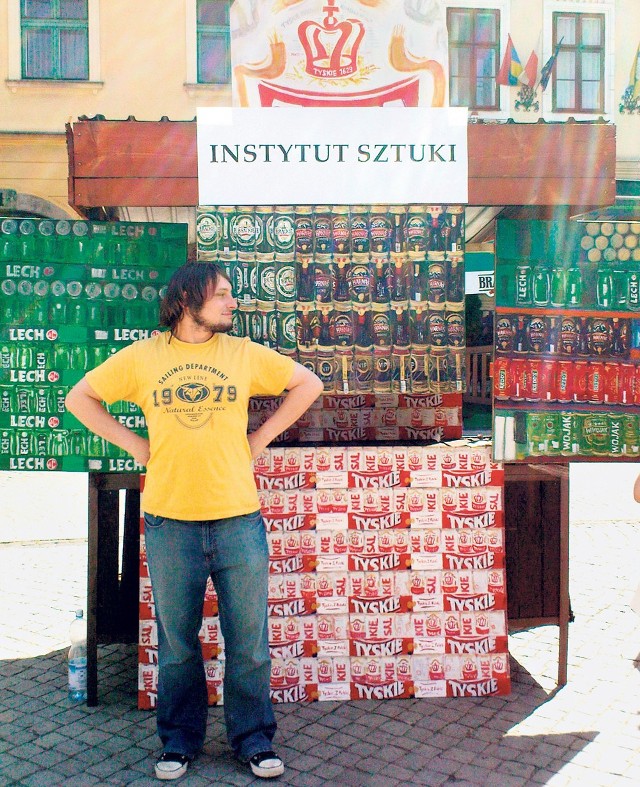 Artysta przy swojej malarskiej instalacji na rynku w Cieszynie