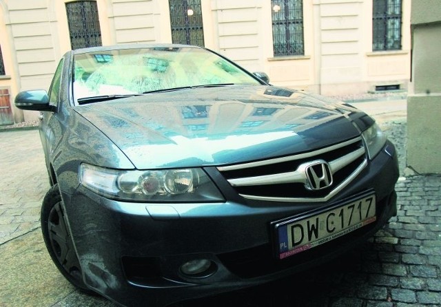Służbowa honda accord z Uniwersytetu Wrocławskiego częściej stoi na parkingu niż jeździ