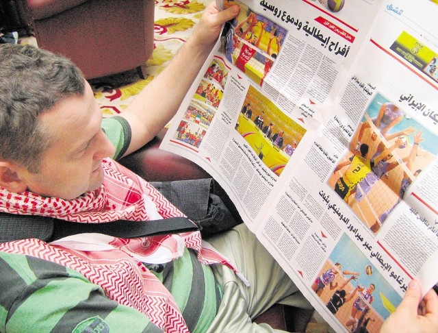 Prezes PGE Skry Bełchatów Konrad Piechocki przeglądał arabską gazetę, która napisała o meczu PGE Skry