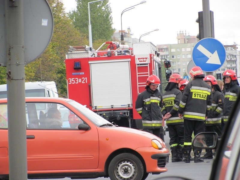 W wypadku uczestniczyły peugeot i opel corsa.