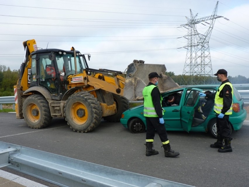 Wypadek na A1 w Radomsku. Rozbity samochód, ranni... Spokojnie, to tylko ćwiczenia [ZDJĘCIA, FILM]