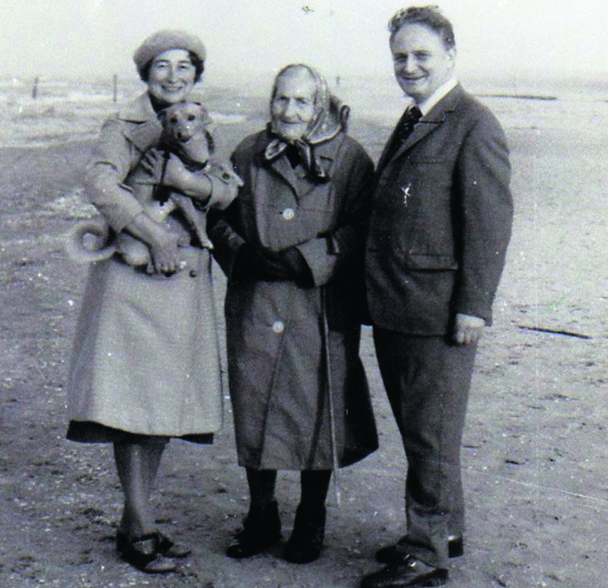 Plaża na Stogach, rok 1974. Marta Borucka (w środku) z córką...