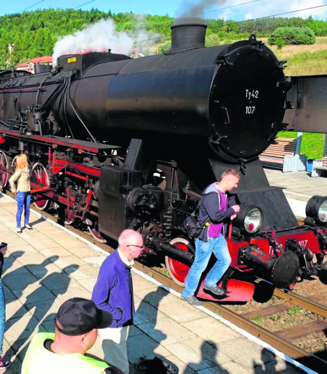 Niedzielna podróż odbywać będzie się zabytkowymi wagonami, przypiętymi do lokomotywy parowej Ty42-107 z 1946 roku