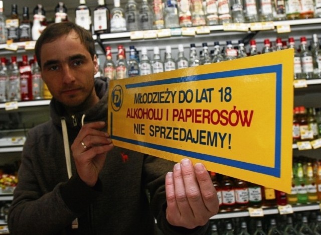 Tomasz Łącki ze sklepu w Siemianowicach Śląskich podkreśla, że nie sprzedaje alkoholu nieletnim