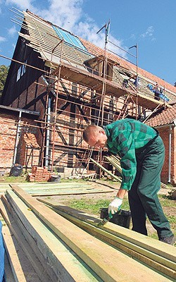 Pracownicy wymieniają dach w gotyckim kościele