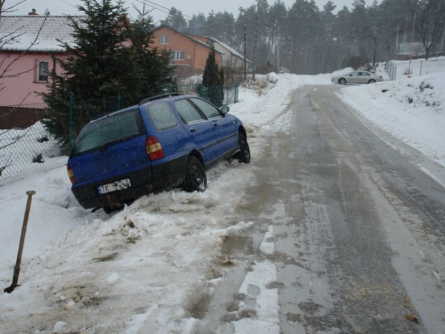 Przy niewielkim oblodzeniu i zaśnieżeniu nawierzchni samochody kierowane nawet przez najlepszych kierowców zsuwają się do rowu.
