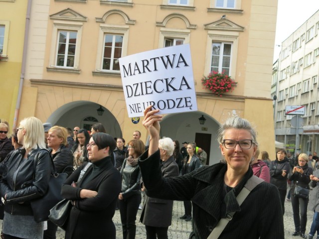 Jelenia Góra: Protest kobiet. Kilkaset osób wzięło udział w czarnym proteście przeciwko planom zaostrzenia przepisów ustawy antyaborcyjnej.