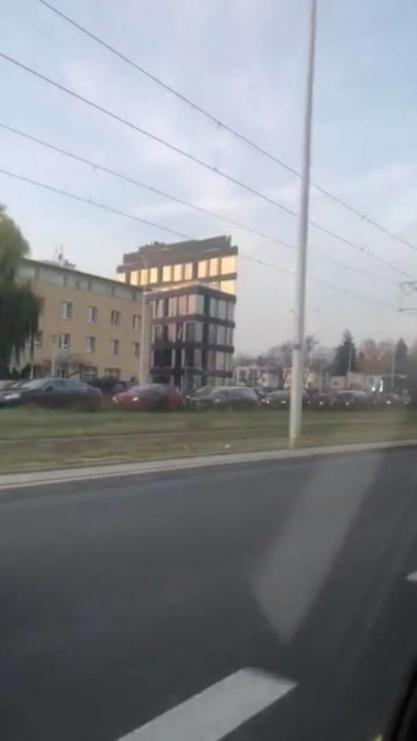Wypadek w Warszawie. Zderzenie samochodu z tramwajem na...