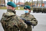 Młodzi żołnierze z Opola dostali broń. Zobacz zdjęcia z aktu wręczenia u opolskich logistyków!