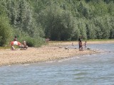 Plażowicze nad zbiornikiem wody pitnej Słup