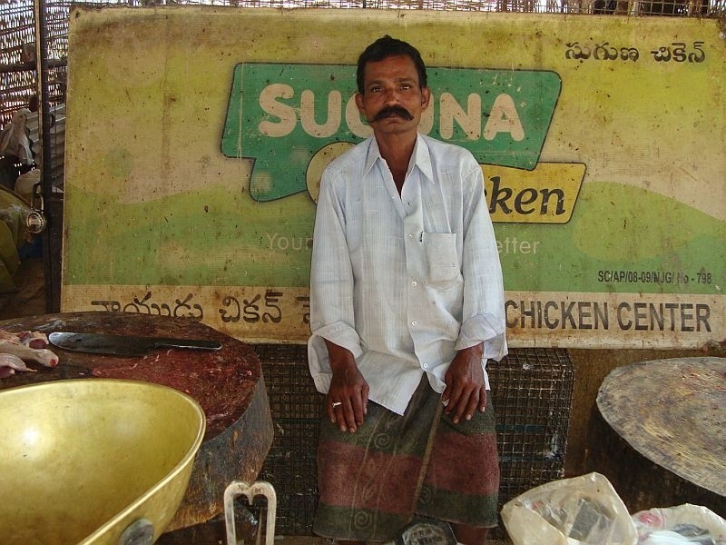 Centrum drobiowe - sprzedawca kurczaków za rzeką Chitravathi